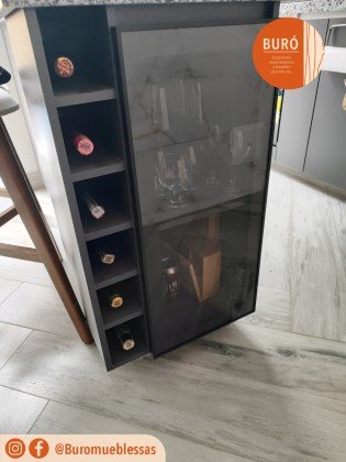 Licorera con puerta en vidrio con marco aluminio 0.5.jpg